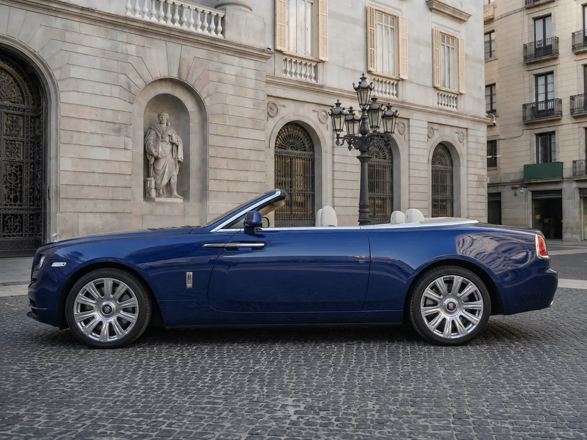 Rolls-Royce Dawn 2022, Außenansicht — Munich Luxury Cars, München. Der Rolls-Royce Dawn aus dem Jahr 2022 steht für die Art von Auftritt, die kein lautes…