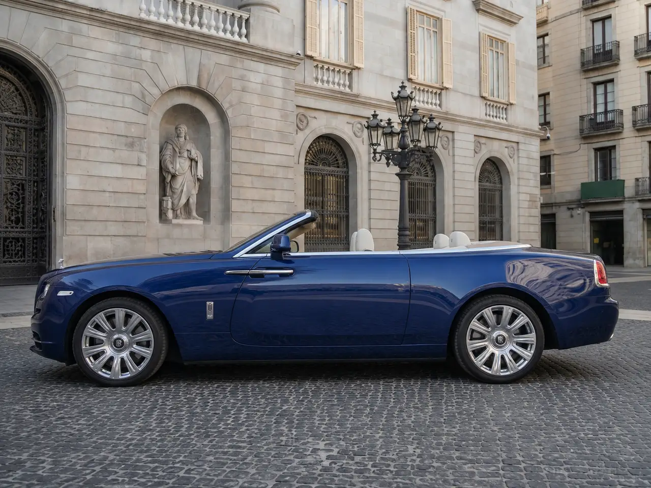 Rolls-Royce Dawn 2022, Außenansicht — Munich Luxury Cars, München. Der Rolls-Royce Dawn aus dem Jahr 2022 steht für die Art von Auftritt, die kein lautes…