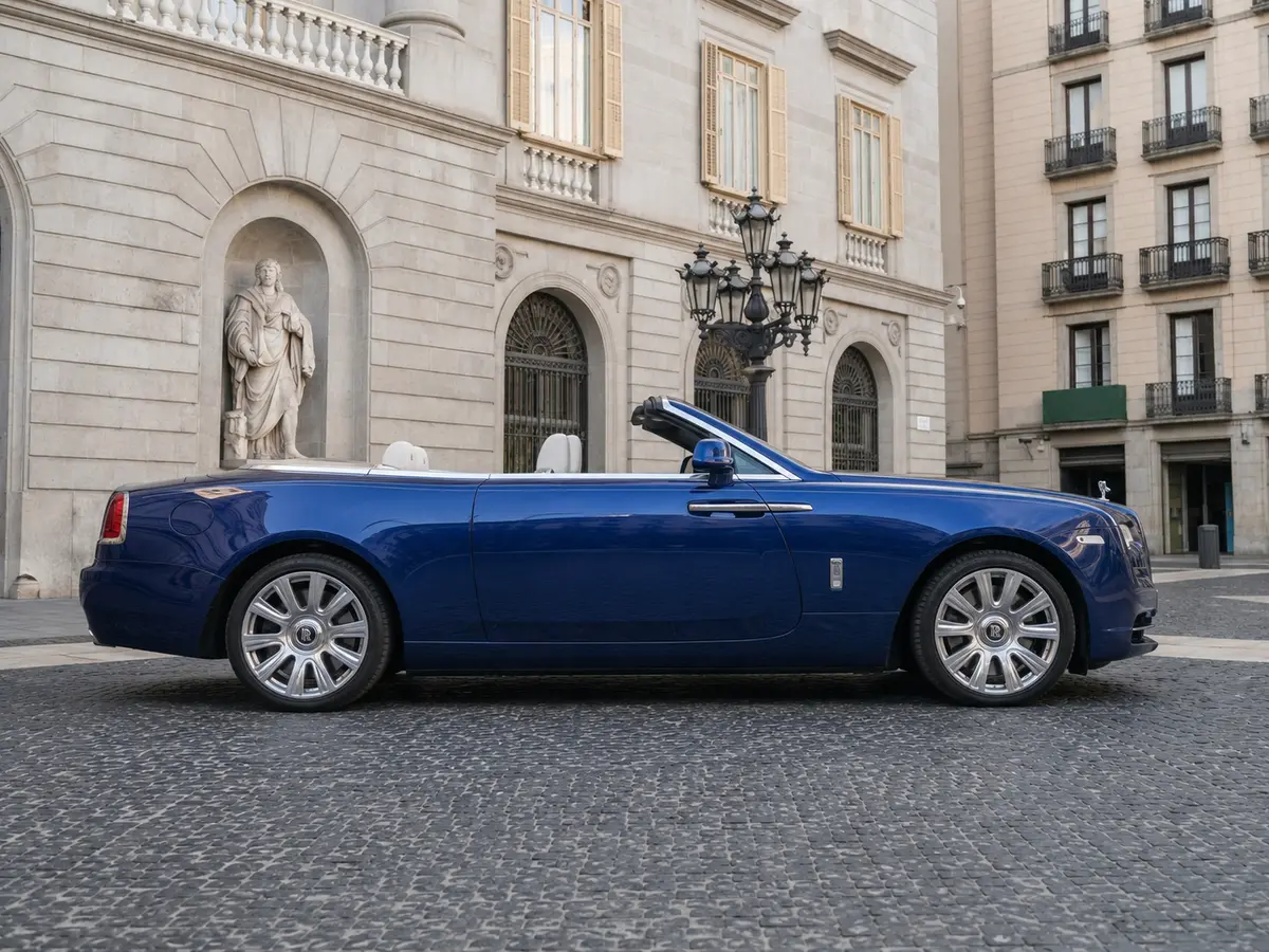 Rolls-Royce Dawn 2022, Frontansicht — Munich Luxury Cars, München. Der Rolls-Royce Dawn aus dem Jahr 2022 steht für die Art von Auftritt, die kein lautes…