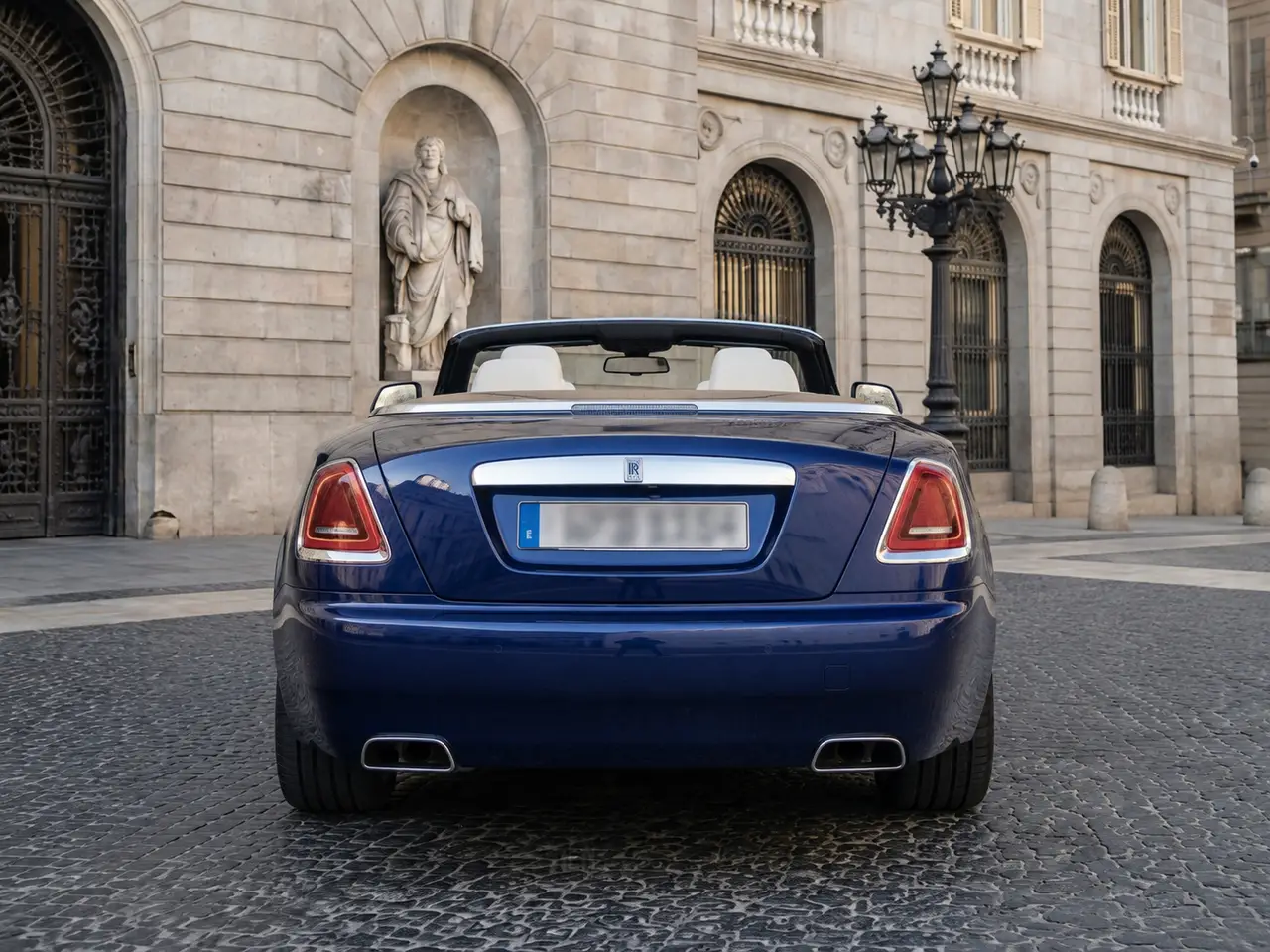 Rolls-Royce Dawn 2022, Heckansicht — Munich Luxury Cars, München. Der Rolls-Royce Dawn aus dem Jahr 2022 steht für die Art von Auftritt, die kein lautes…