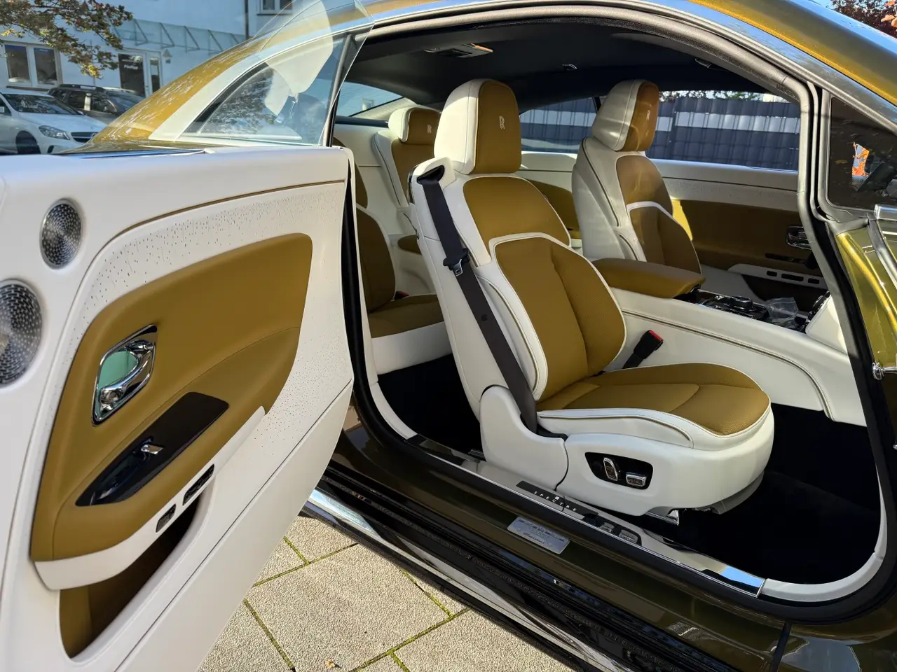 Rolls-Royce Spectre 2024, Außenansicht — Munich Luxury Cars, München. Der Rolls-Royce Spectre ist das erste vollelektrische Fahrzeug der Marke – und er fährt…