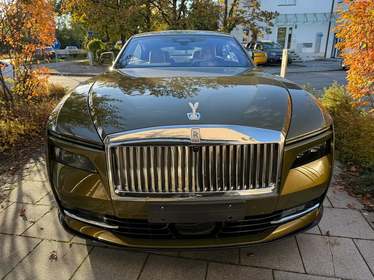 Rolls-Royce Spectre 2024, Frontansicht — Munich Luxury Cars, München. Der Rolls-Royce Spectre ist das erste vollelektrische Fahrzeug der Marke – und er fährt…