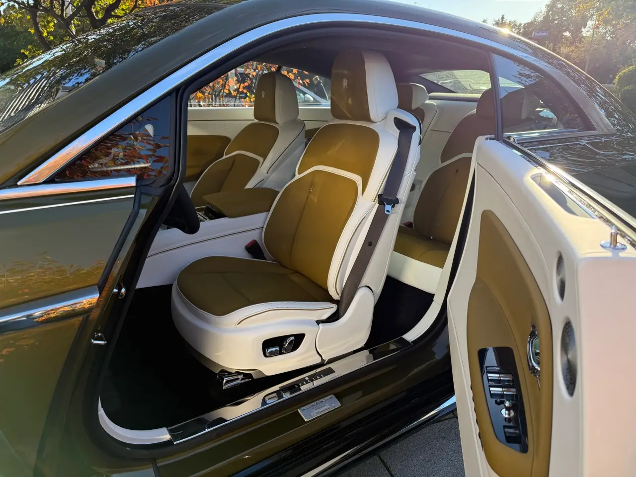 Rolls-Royce Spectre 2024, Heckansicht — Munich Luxury Cars, München. Der Rolls-Royce Spectre ist das erste vollelektrische Fahrzeug der Marke – und er fährt…