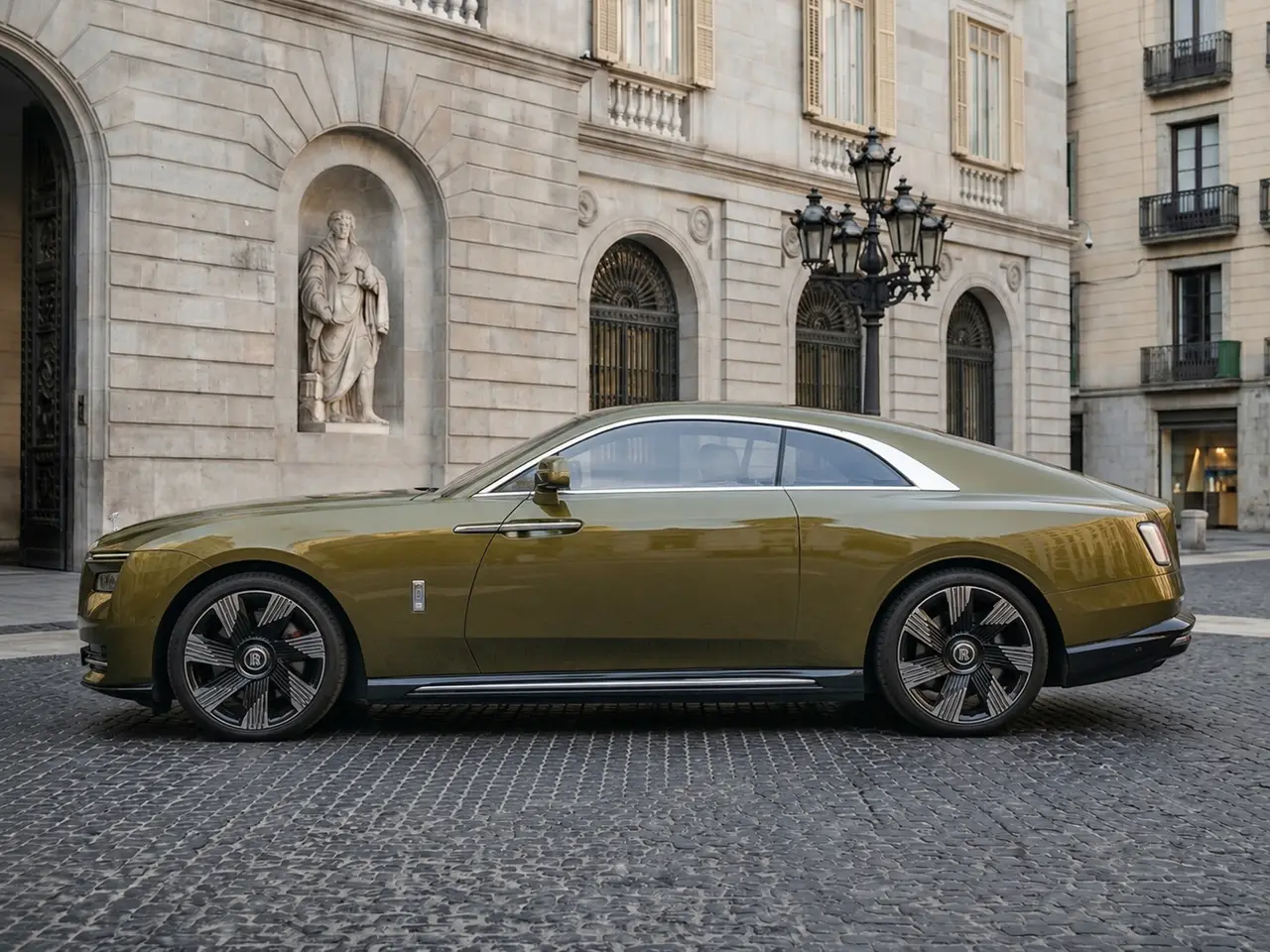 Rolls-Royce Spectre 2024, Außenansicht — Munich Luxury Cars, München. Der Rolls-Royce Spectre ist das erste vollelektrische Fahrzeug der Marke – und er fährt…