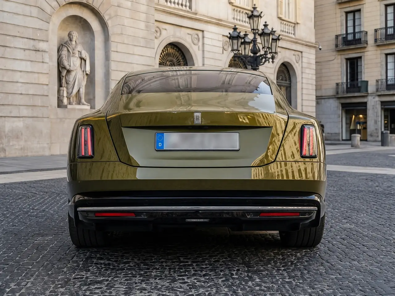 Rolls-Royce Spectre 2024, Heckansicht — Munich Luxury Cars, München. Der Rolls-Royce Spectre ist das erste vollelektrische Fahrzeug der Marke – und er fährt…