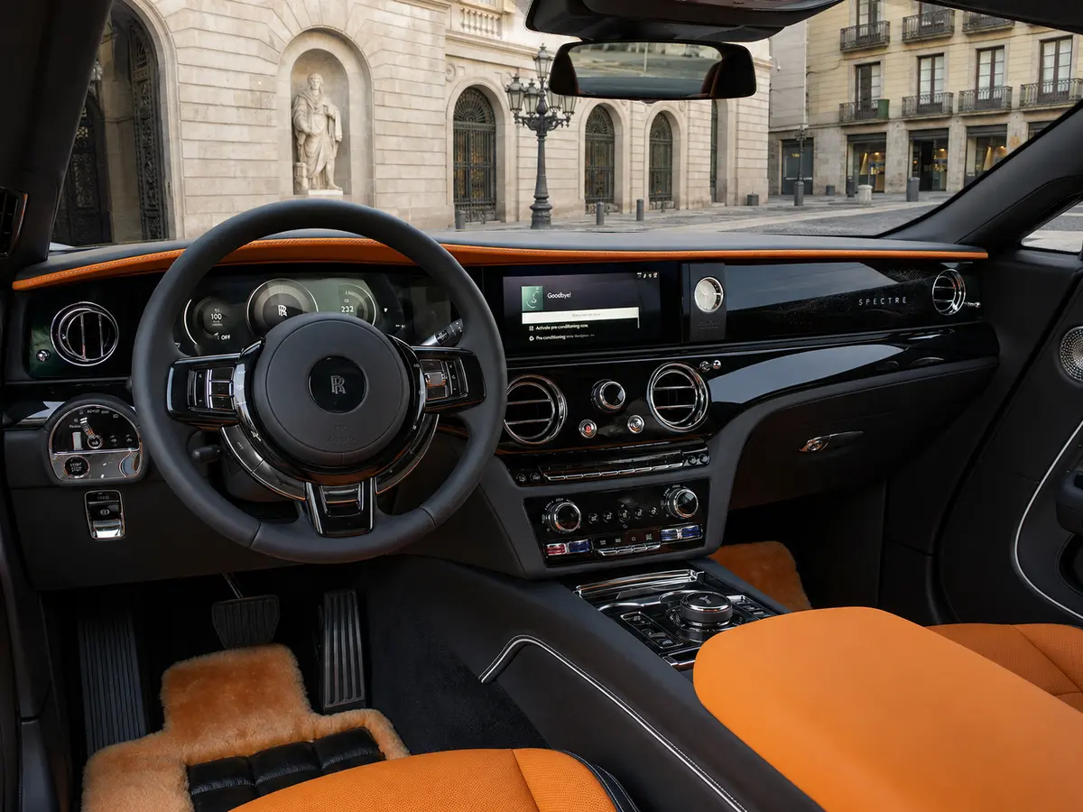 Rolls-Royce Spectre 2024, Innenraum — Munich Luxury Cars, München. Der Rolls-Royce Spectre ist das erste vollelektrische Fahrzeug der Marke – und er fährt…