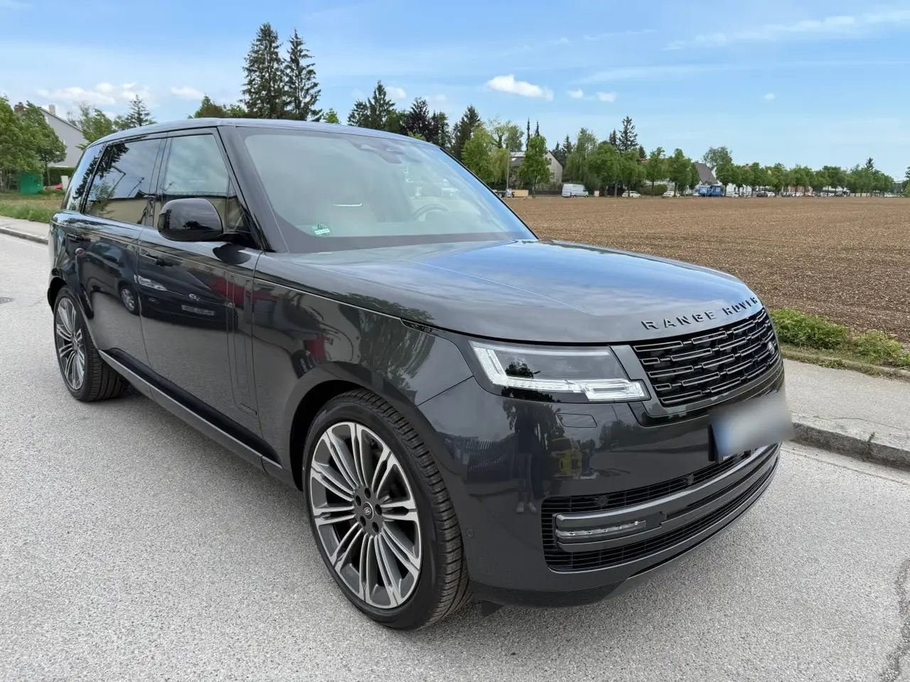 Rover Range Rover Autobiography D350 7s 2025, Frontansicht — Munich Luxury Cars, München. Der Range Rover Autobiography D350 7s verkörpert die ruhige Souveränität, für die die…