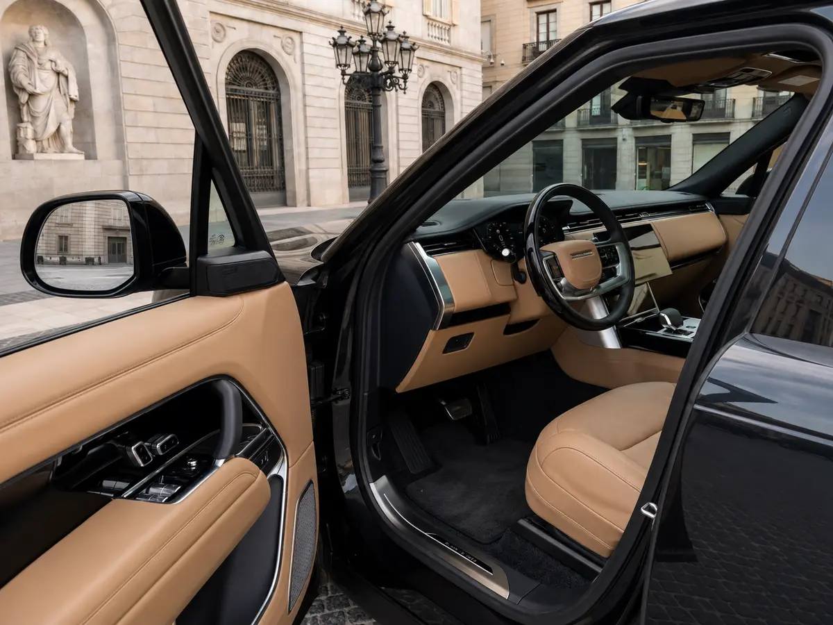 Rover Range Rover Autobiography D350 7s 2025, Innenraum — Munich Luxury Cars, München. Der Range Rover Autobiography D350 7s verkörpert die ruhige Souveränität, für die die…