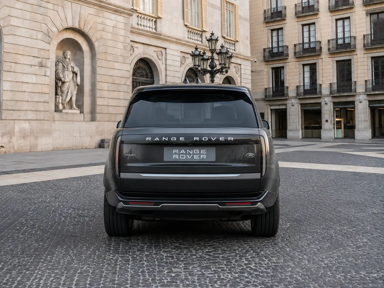 Rover Range Rover Autobiography P530 2026, Heckansicht — Munich Luxury Cars, München. Der Range Rover Autobiography P530 aus dem Modelljahr 2026 ist ein Fahrzeug, das seine…