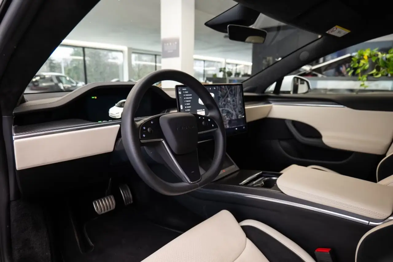 Tesla Model S Plaid 2025, Frontansicht — Munich Luxury Cars, München. Der Tesla Model S Plaid bringt 1020 PS auf die Straße, ohne dass im Innenraum viel davon…