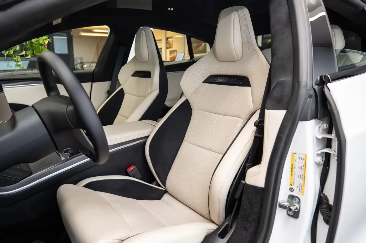 Tesla Model S Plaid 2025, Heckansicht — Munich Luxury Cars, München. Der Tesla Model S Plaid bringt 1020 PS auf die Straße, ohne dass im Innenraum viel davon…