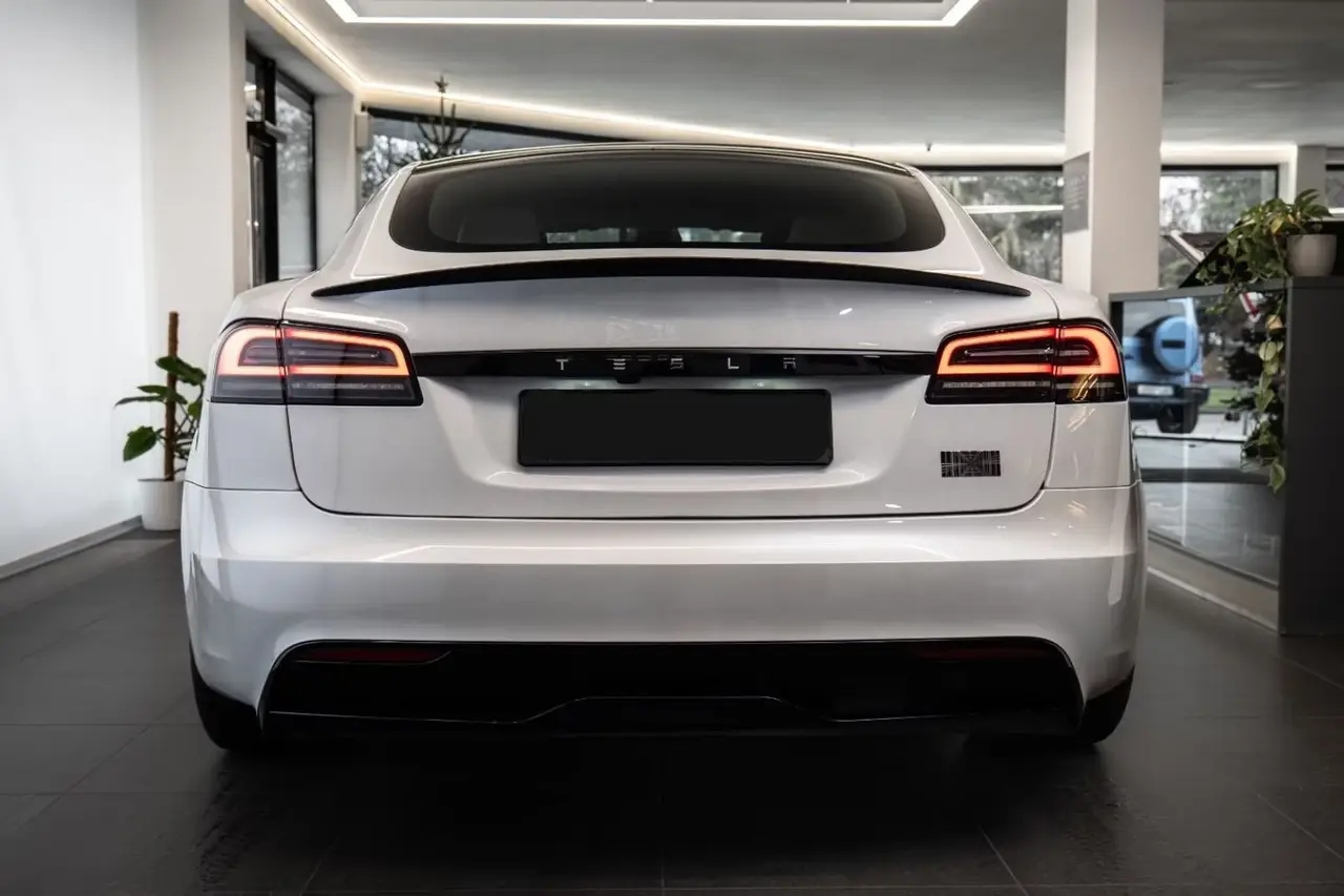 Tesla Model S Plaid 2025, Innenraum — Munich Luxury Cars, München. Der Tesla Model S Plaid bringt 1020 PS auf die Straße, ohne dass im Innenraum viel davon…