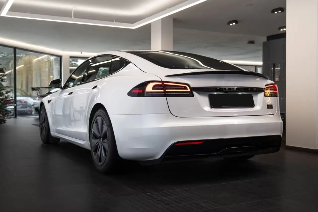 Tesla Model S Plaid 2025, Armaturenbrett — Munich Luxury Cars, München. Der Tesla Model S Plaid bringt 1020 PS auf die Straße, ohne dass im Innenraum viel davon…