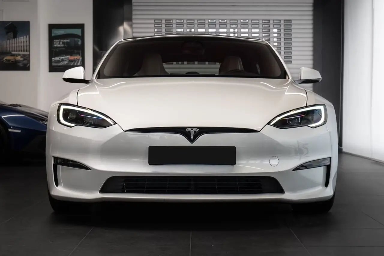 Tesla Model S Plaid 2025, Seitenprofil — Munich Luxury Cars, München. Der Tesla Model S Plaid bringt 1020 PS auf die Straße, ohne dass im Innenraum viel davon…