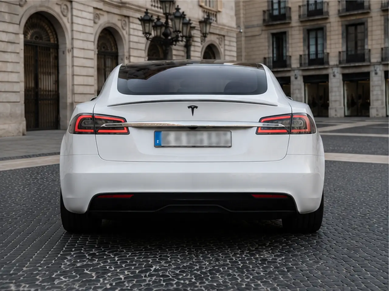 Tesla Model S Plaid 2025, Heckansicht — Munich Luxury Cars, München. Der Tesla Model S Plaid bringt 1020 PS auf die Straße, ohne dass im Innenraum viel davon…