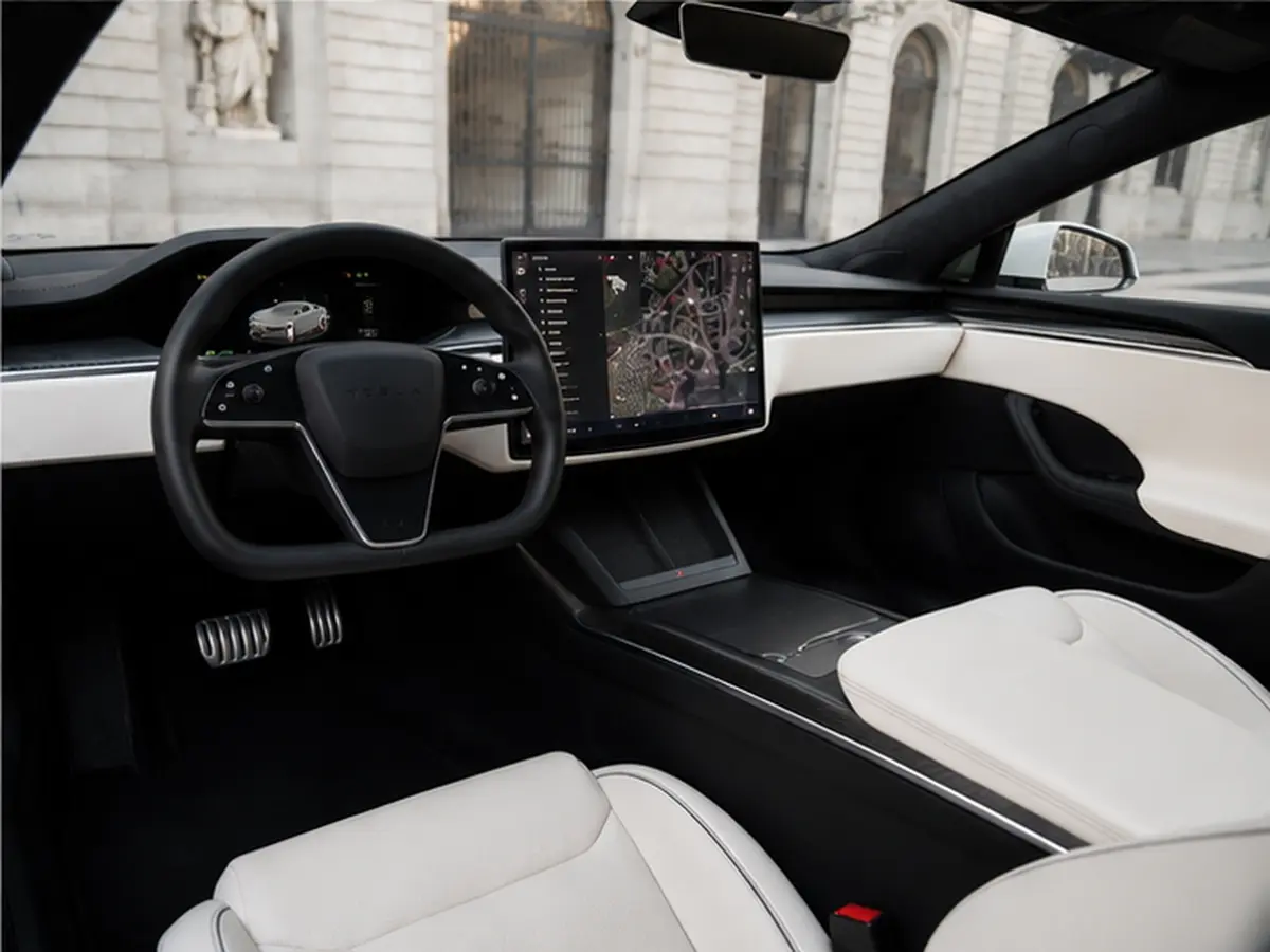 Tesla Model S Plaid 2025, Innenraum — Munich Luxury Cars, München. Der Tesla Model S Plaid bringt 1020 PS auf die Straße, ohne dass im Innenraum viel davon…
